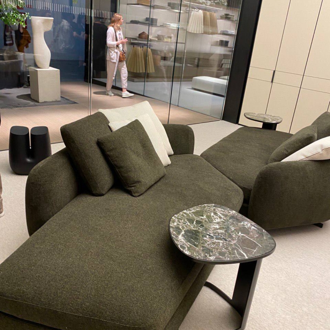 Диван та столик Poliform з основою з нового зеленого мармуру